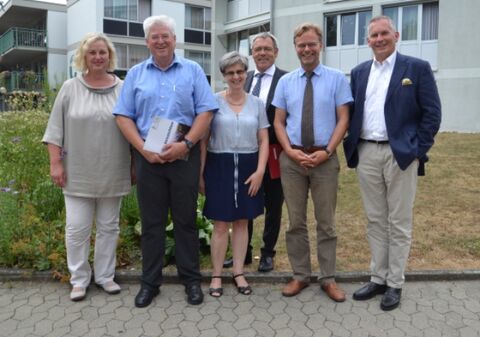 Der neue Vorstand ist der alte: An der Spitze des Fördervereins des Hegau-Jugendwerks stehen (von links nach rechts): Ina Rathje, Heinz Brennenstuhl, Claudia Schneble, Udo Klopfer, Klaus Scheidtmann und Philipp von Magnis. Auf dem Bild fehlt Jutta Waldeck. Bild: aj